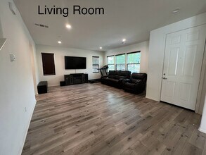 11713 Campus Park Dr in Bakersfield, CA - Building Photo - Building Photo