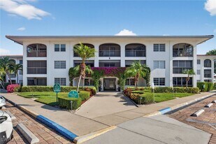 5 High Point Cir W in Naples, FL - Building Photo