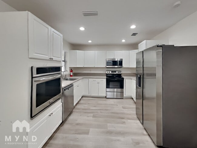 204 S Maki Rd in Plant City, FL - Foto de edificio - Building Photo