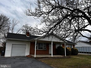 760 Jordan Springs Rd in Stephenson, VA - Foto de edificio - Building Photo