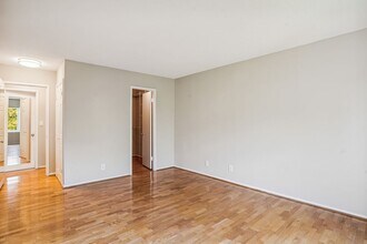 8370 Greensboro Dr in McLean, VA - Foto de edificio - Building Photo