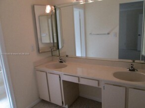 323 Ives Dairy Rd in North Miami Beach, FL - Building Photo - Building Photo
