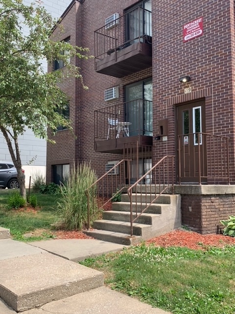 13 E Burlington St in Iowa City, IA - Building Photo
