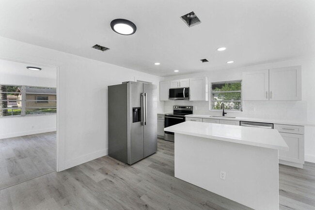 354 NW 4th Pl in Deerfield Beach, FL - Building Photo - Building Photo