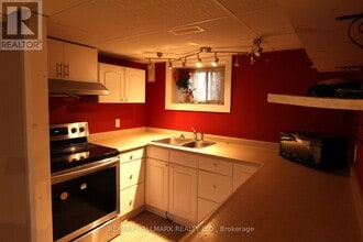 8 Meadowland Ave in Barrie, ON - Building Photo - Building Photo