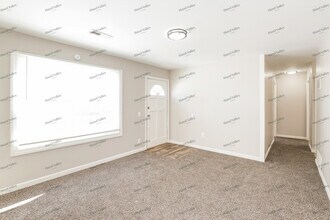 1310 N Indian Ln in Independence, MO - Foto de edificio - Building Photo