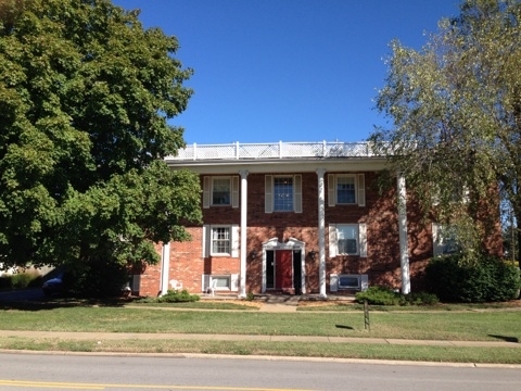 Park Crest Manor in Springfield, MO - Building Photo