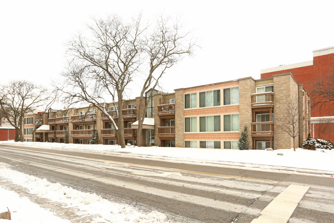 Haslett Arms Apartments in East Lansing, MI - Building Photo