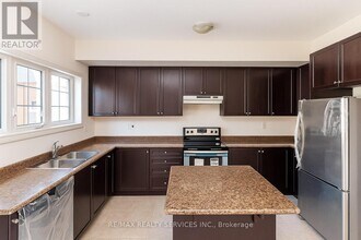 106 Aspen Hills Rd in Brampton, ON - Building Photo - Building Photo