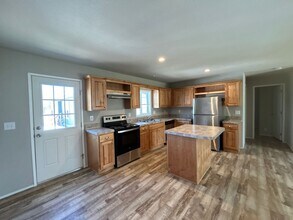 223 SE 8th St in Madras, OR - Building Photo - Building Photo