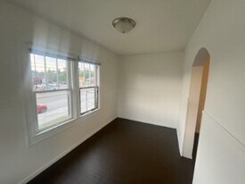 6050 E Washington St in Indianapolis, IN - Building Photo