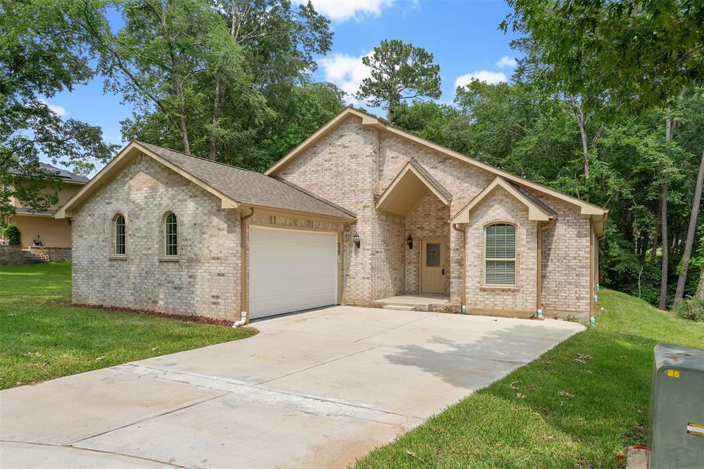 237 Camden Hills Dr in Montgomery, TX - Building Photo