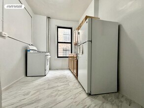 137 Nagle Ave in New York, NY - Building Photo - Building Photo
