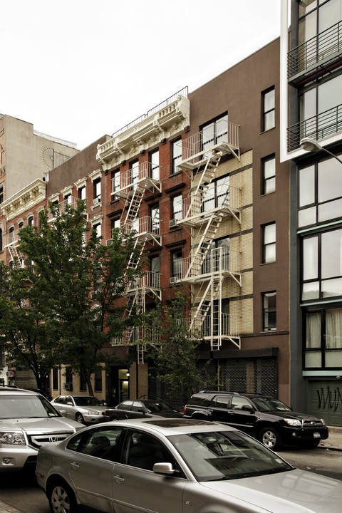 215 E Second St in New York, NY - Foto de edificio