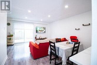 2410 Orient Park Dr in Ottawa, ON - Building Photo - Building Photo