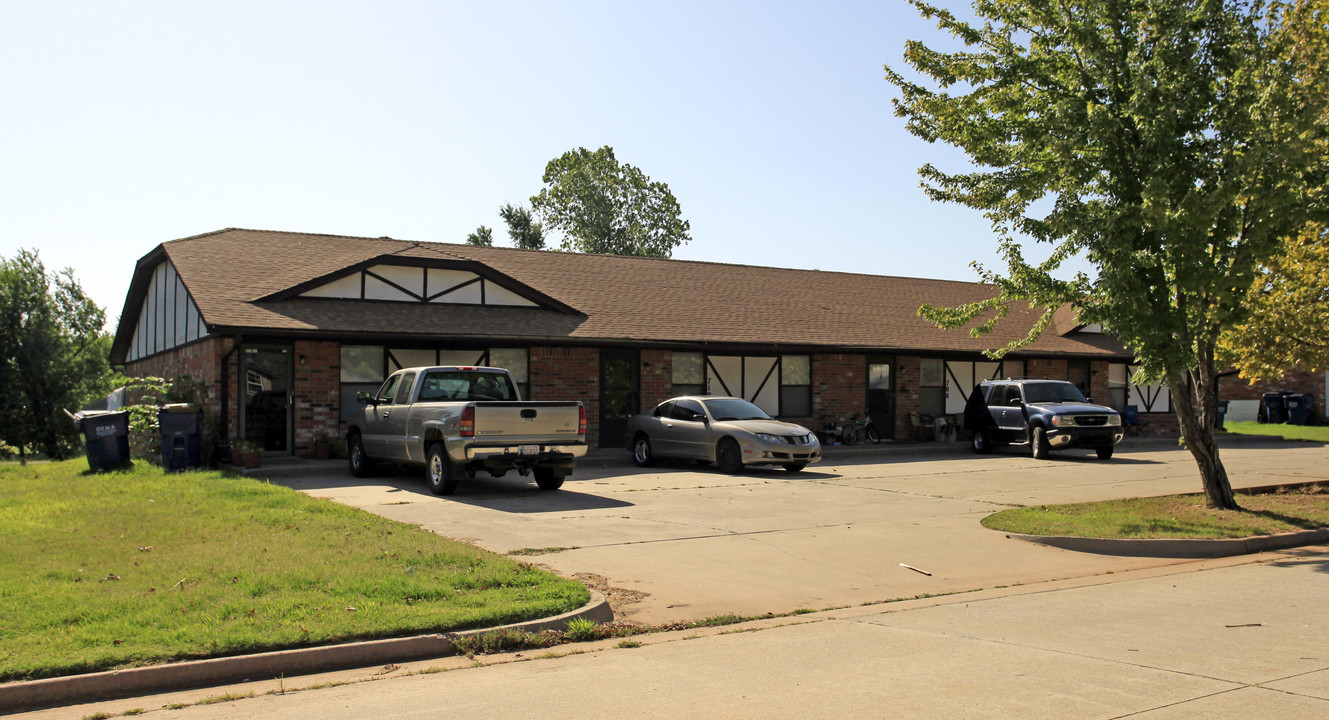 706-712 N Robin Way in Mustang, OK - Building Photo