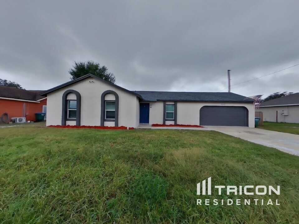 1297 Voyager St in Deltona, FL - Foto de edificio