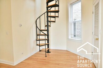 2318 N Southport Ave, Unit 3R in Chicago, IL - Foto de edificio - Building Photo