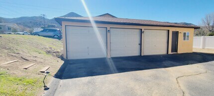 16911 Glenetta Way, Unit 2 in Lake Elsinore, CA - Building Photo - Building Photo