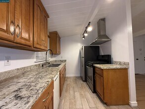 2875 Euclid Ave in Concord, CA - Building Photo - Building Photo