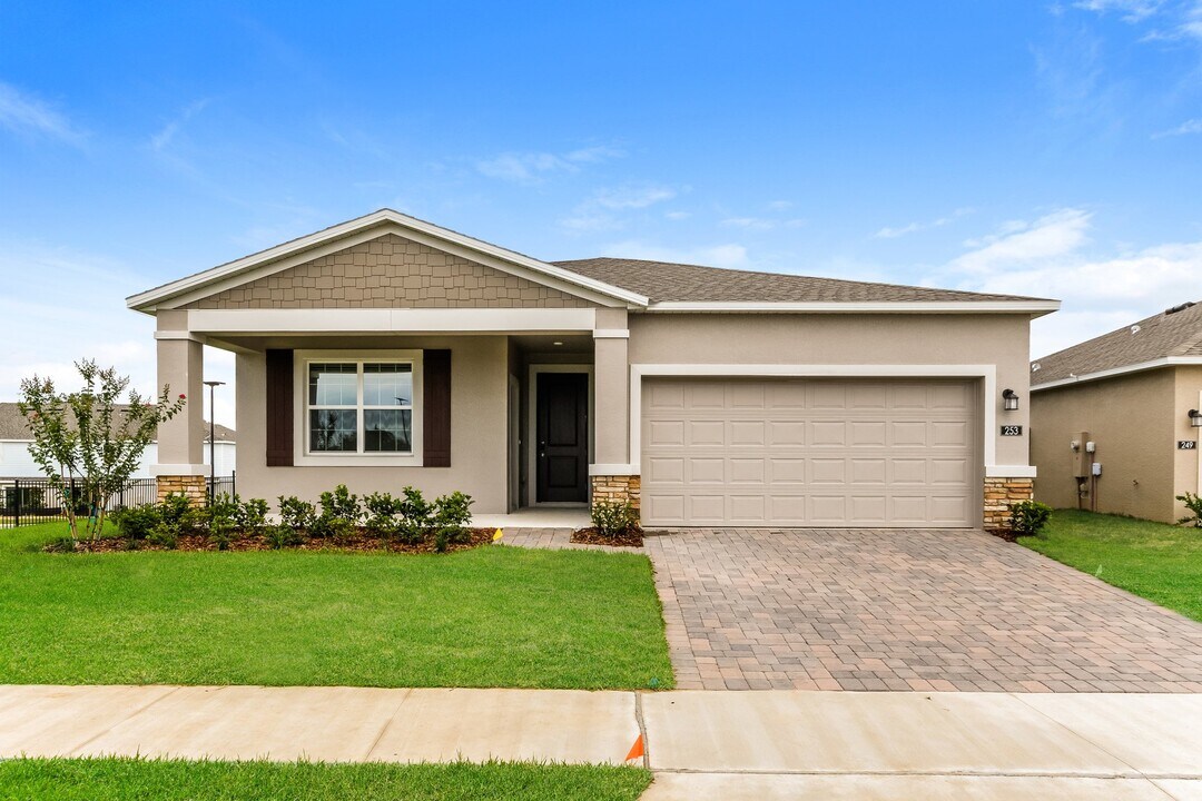 2039 Hemingway Cir in Groveland, FL - Building Photo