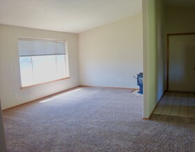 2124 SW 22nd St-Unit -2124 in Redmond, OR - Foto de edificio - Building Photo