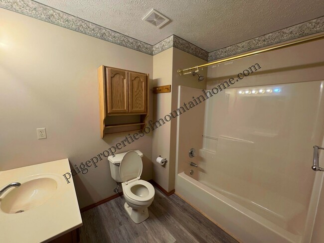 313 Bomber Blvd in Mountain Home, AR - Building Photo - Building Photo