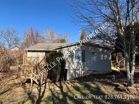 27 Poplar Ln in Woodfin, NC - Building Photo