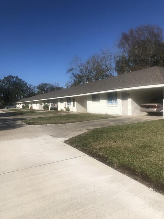 12513 Forrest Braud Ln in Gonzales, LA - Building Photo