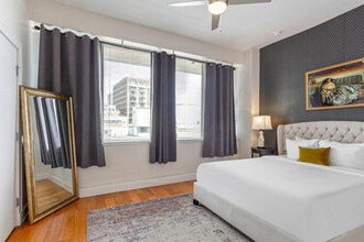 925 Common St in New Orleans, LA - Foto de edificio - Building Photo