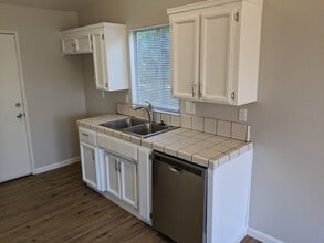 6212 E Iowa Ave in Fresno, CA - Building Photo - Building Photo