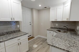 2009 Commonwealth Ave, Unit 1 in Boston, MA - Building Photo - Building Photo