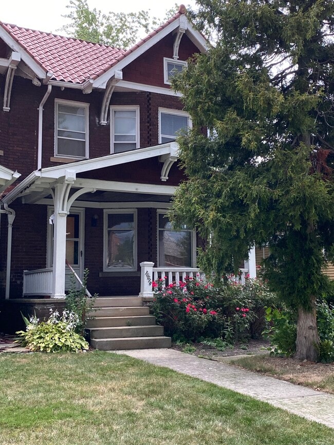 15518 Clifton Blvd in Lakewood, OH - Foto de edificio - Building Photo