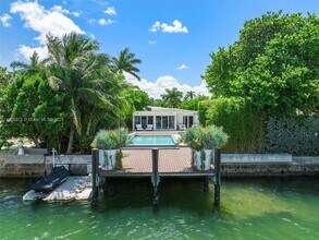 425 E Dilido Dr in Miami Beach, FL - Building Photo - Building Photo