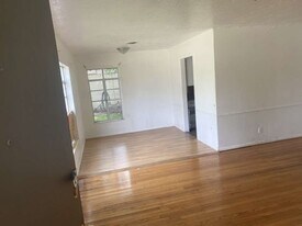 121 E Riverwood Dr in Houston, TX - Building Photo
