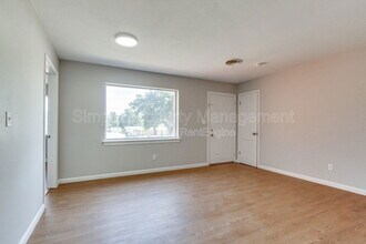 813 S Midwest Blvd in Midwest City, OK - Building Photo - Building Photo