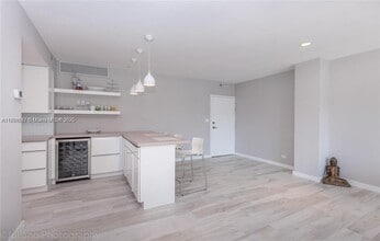 2451 Brickell Bay Dr in Miami, FL - Building Photo - Building Photo