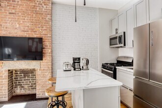 273 W 10th St, Unit 2FW in New York, NY - Building Photo - Building Photo