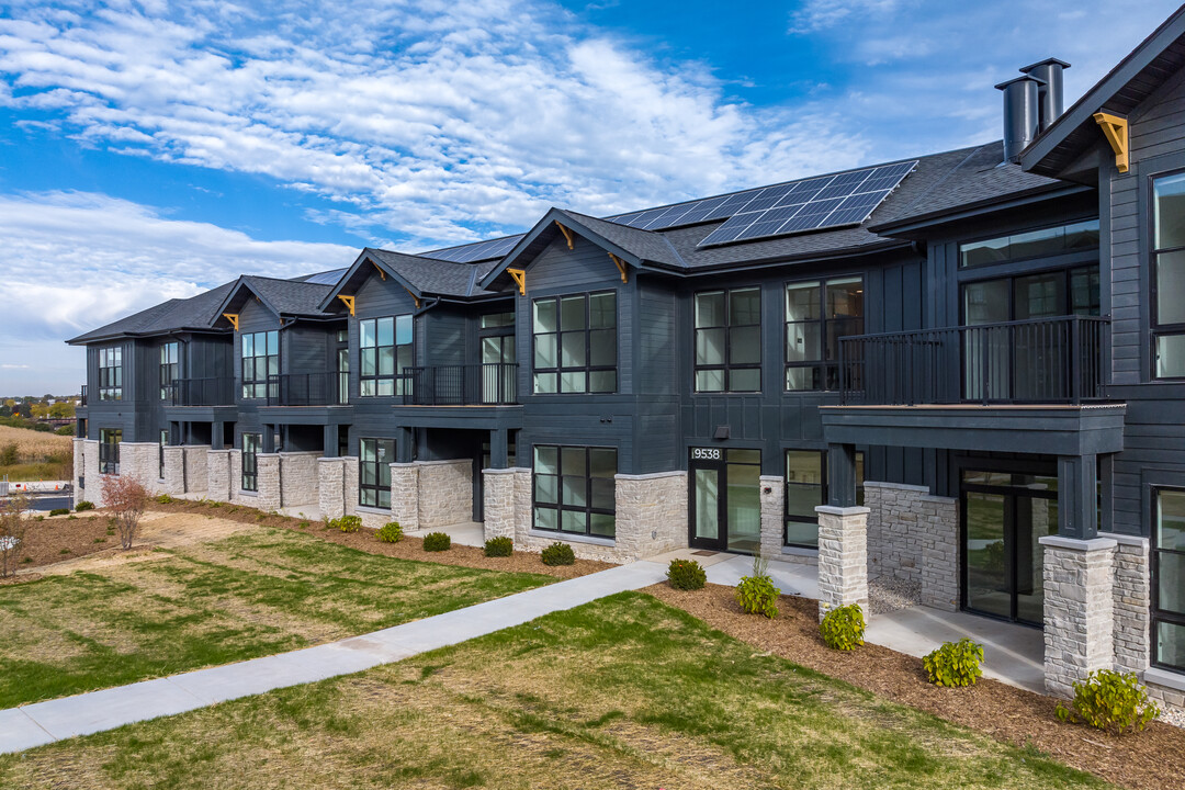 The Broadacre Apartments in Oak Creek, WI - Foto de edificio