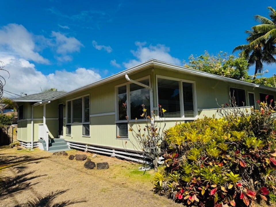 130 Ulupa St in Kailua, HI - Building Photo