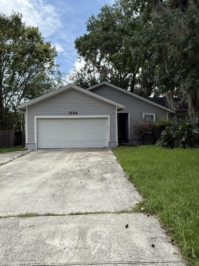 1594 Twin Oak Dr E