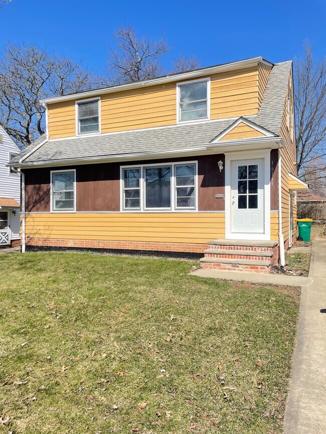 16117 Mendota Ave in Maple Heights, OH - Building Photo - Building Photo