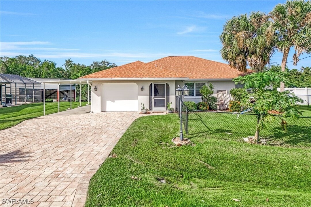 2199 Santiago Ave in Ft. Myers, FL - Building Photo