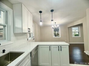 284 Newman St in Metuchen, NJ - Building Photo - Building Photo