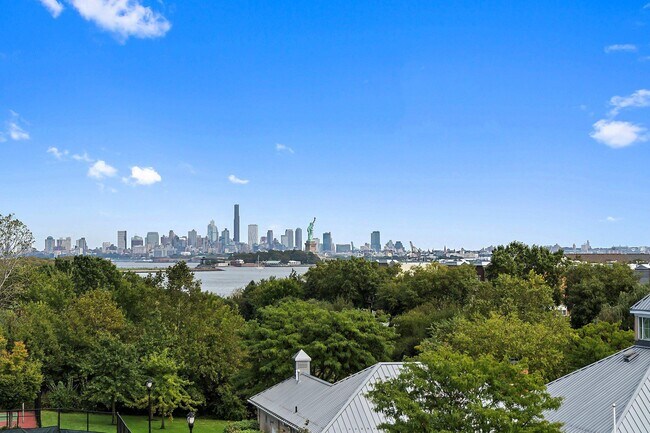 30 Freedom Way in Jersey City, NJ - Foto de edificio - Building Photo