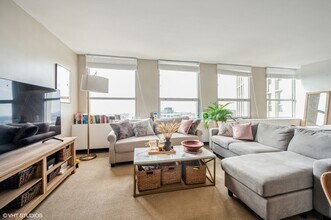 2626 N Lakeview Ave in Chicago, IL - Building Photo - Building Photo