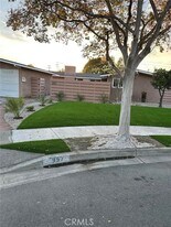 957 S Salem St in Anaheim, CA - Building Photo