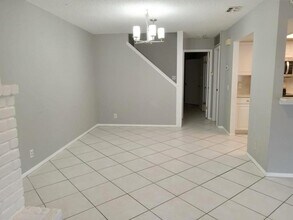 910 E Meadowmere Ln in Austin, TX - Building Photo - Building Photo