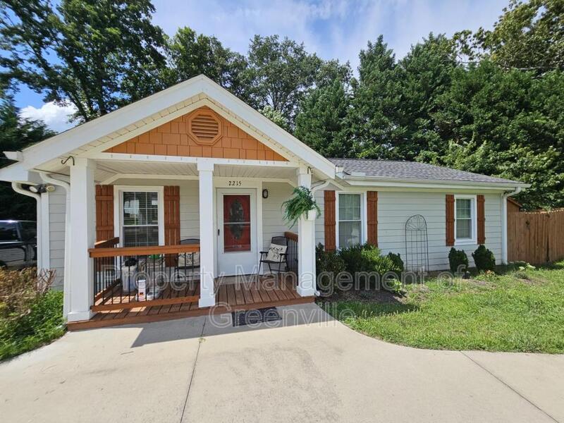 2215 E Lee Rd in Taylors, SC - Building Photo