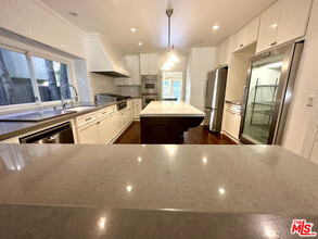 1290 Sunset Plaza Dr in Los Angeles, CA - Building Photo - Building Photo